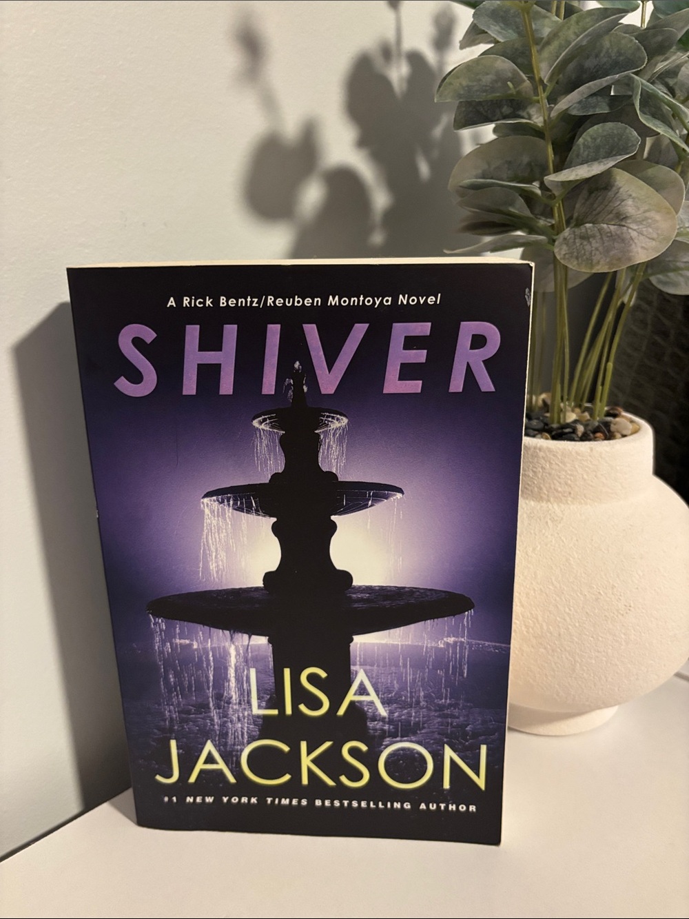 Shiver by Lisa Jackson - Purple & Black Thriller Paperback